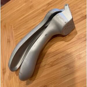 Pampered chef garlic press